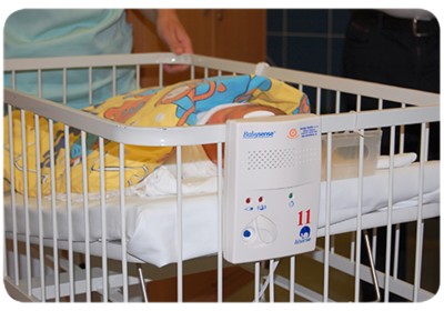 Nadace Křižovatka daruje novorozenecko – porodnickému oddělení táborské nemocnice třináct monitorů dechu