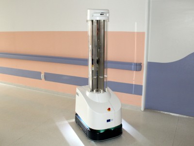 V písecké nemocnici pomáhá s likvidací bakterií robot