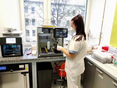 Nemocnice koupí další přístroj pro automatizaci PCR testování
